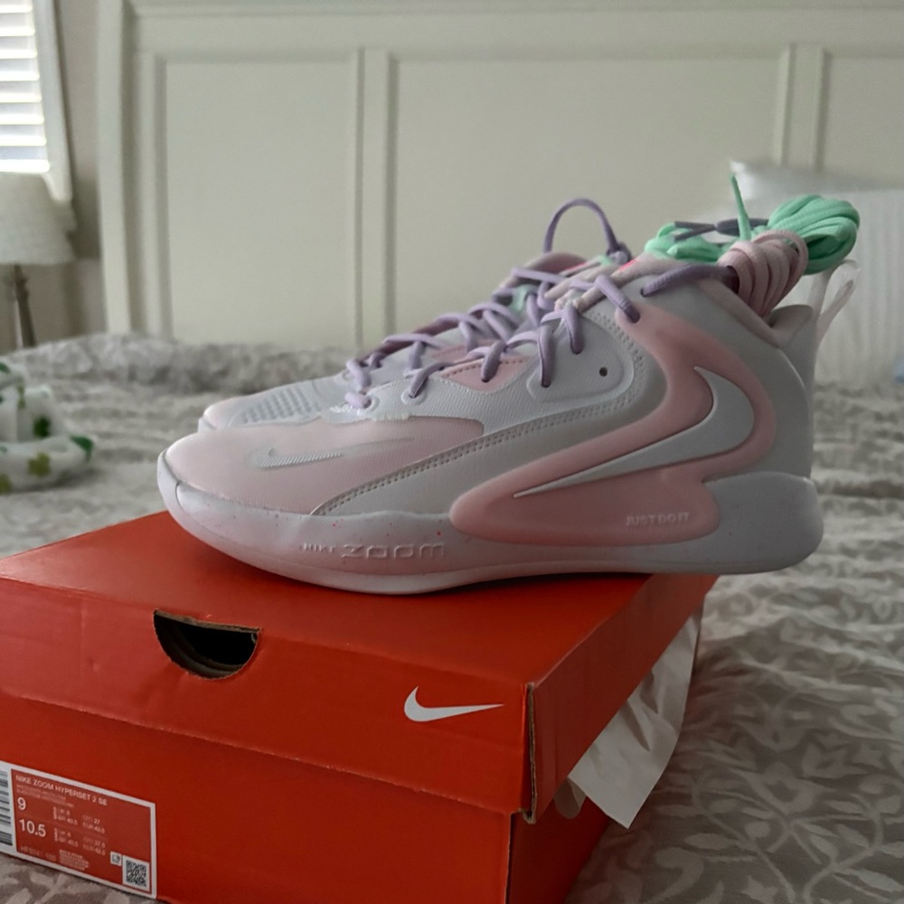 Nike zoom hyperset 2 SE Pink and White Sneakers